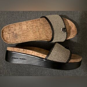 Donald Pliner black beige weave platform S9.5